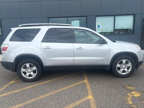 Used 2009 GMC Acadia SLE w/ Preferred Package FWD image 3