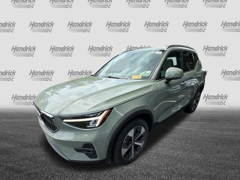 Used 2023 Volvo XC40 B5 Plus AWD/4WD image 9
