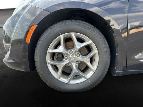 Used 2017 Chrysler Pacifica Limited w/ UConnect Theater Package FWD image 11