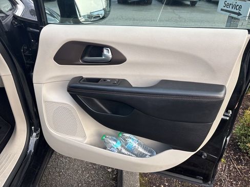 Used 2017 Chrysler Pacifica Touring-L image 12