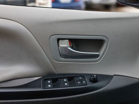 Used 2015 Toyota Sienna LE image 40