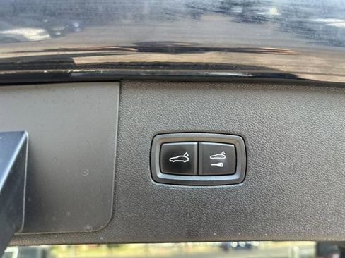 Used 2022 Porsche Cayenne Platinum Edition image 19