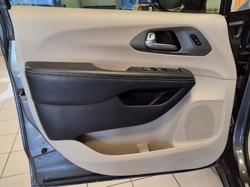 Used 2021 Chrysler Pacifica Touring-L w/ Uconnect Theater Family Group image 20