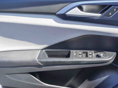 Used 2022 Volkswagen Taos SE image 18