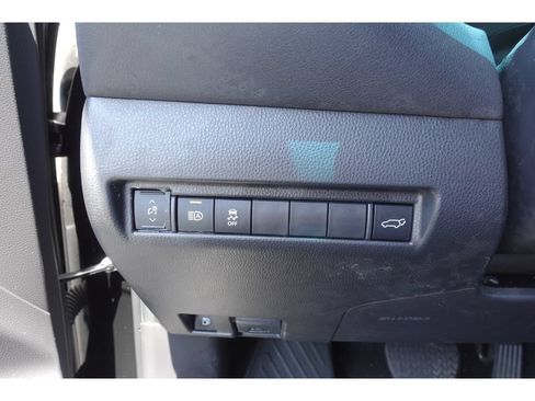 Used 2024 Toyota Venza LE AWD/4WD image 13