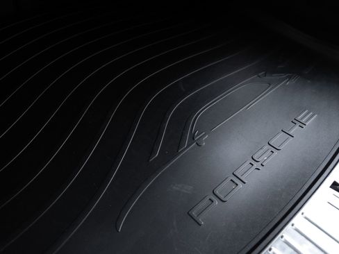 Certified 2025 Porsche Cayenne AWD/4WD image 29