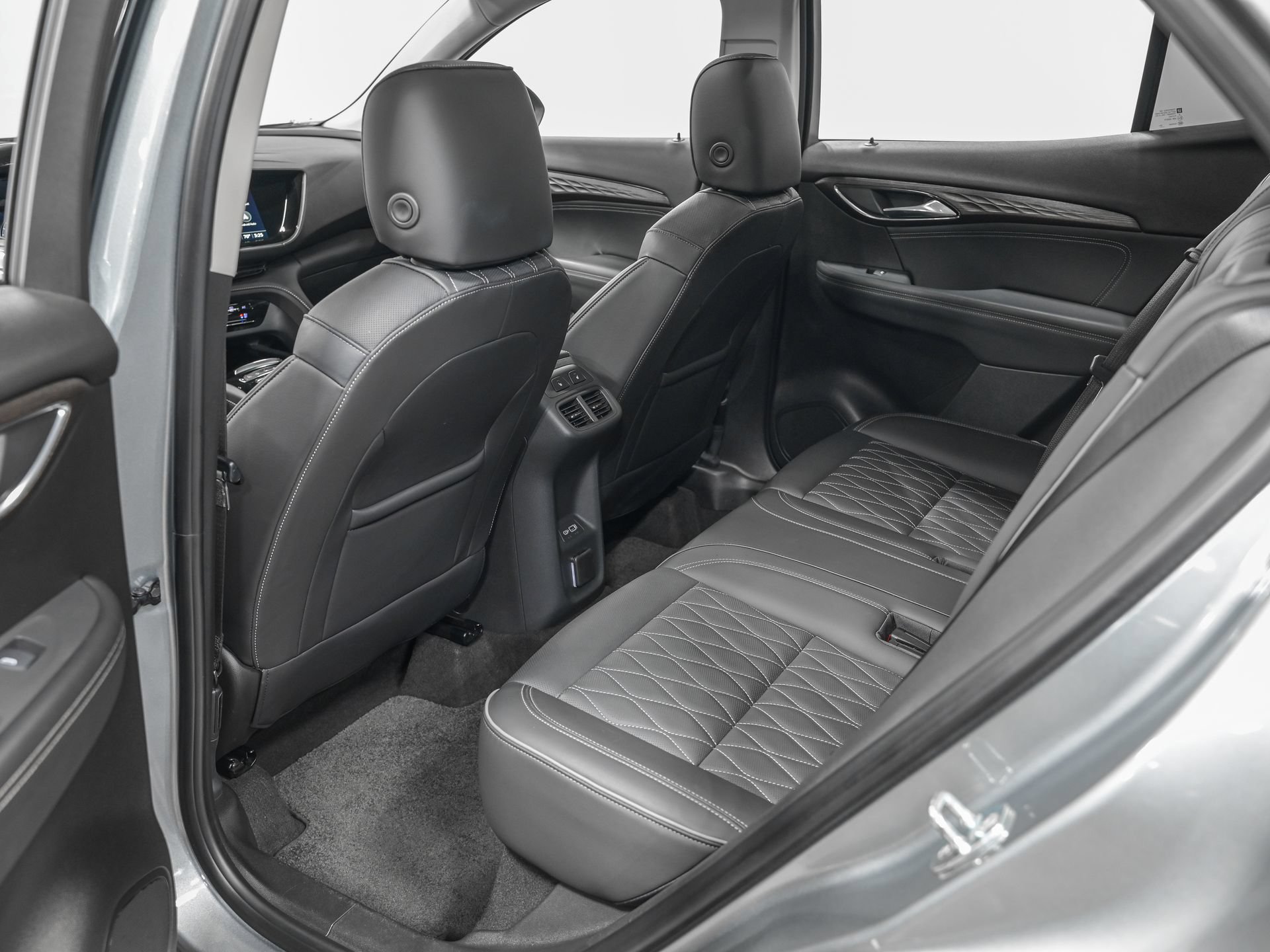 Used 2023 Buick Envision Avenir AWD/4WD image 28