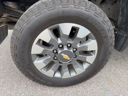 Used 2024 Chevrolet Silverado 2500 Custom w/ Custom Value Package image 10