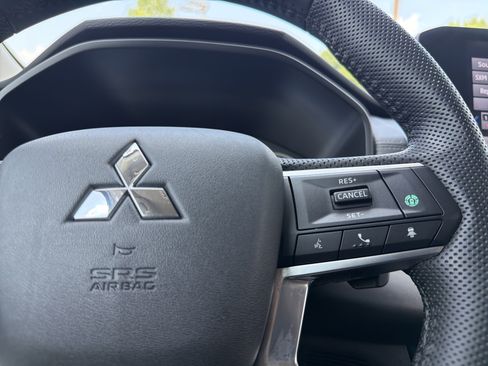 Used 2023 Mitsubishi Outlander SE FWD image 11