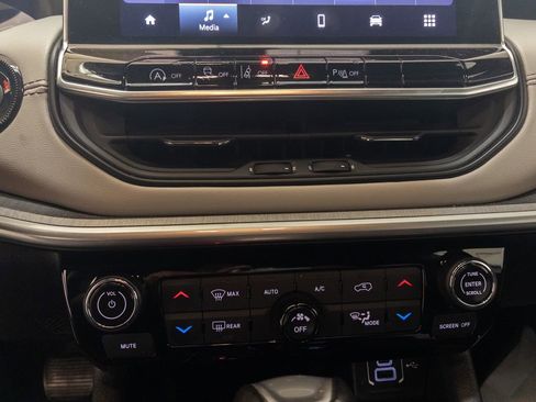 Used 2025 Jeep Compass Limited image 19