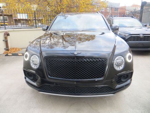 Used 2018 Bentley Bentayga image 2