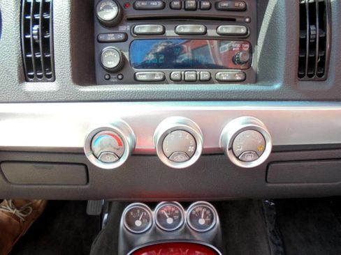 Used 2005 Chevrolet SSR w/ Preferred Equipment Group image 15