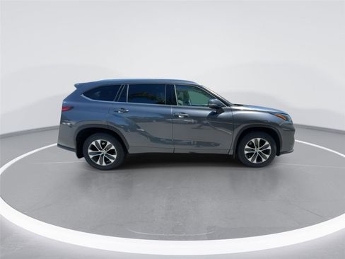 Used 2021 Toyota Highlander XLE AWD/4WD image 9