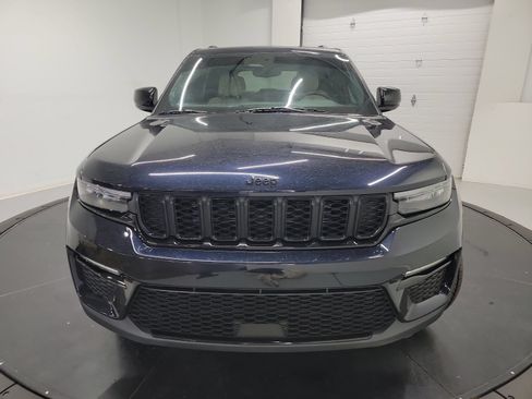 Used 2023 Jeep Grand Cherokee Limited w/ Black Appearance Package AWD/4WD image 2