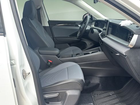New 2026 Volkswagen Tiguan SE FWD image 11