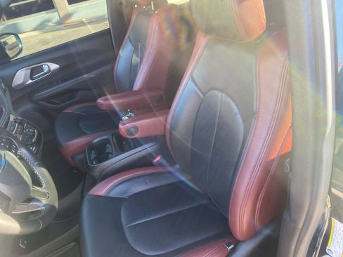 Used 2021 Chrysler Pacifica Touring w/ Uconnect Theater Family Group image 11