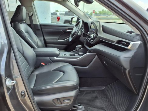 Used 2023 Toyota Highlander XLE FWD image 19