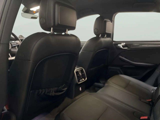 Used 2023 Porsche Macan AWD/4WD image 31