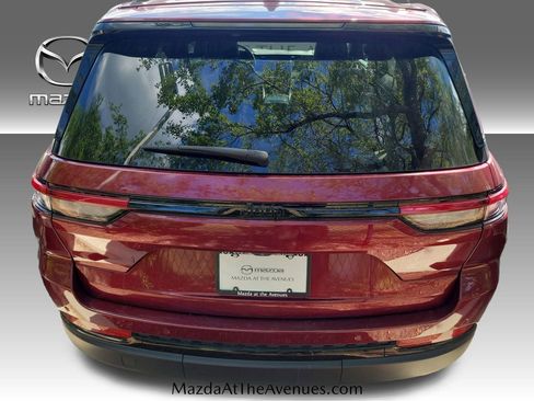 Used 2024 Jeep Grand Cherokee Altitude image 21