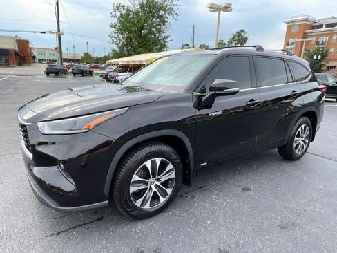 Used 2021 Toyota Highlander XLE AWD/4WD image 2