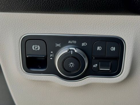 Used 2022 Mercedes-Benz GLB 250 w/ Premium Package Lite image 26