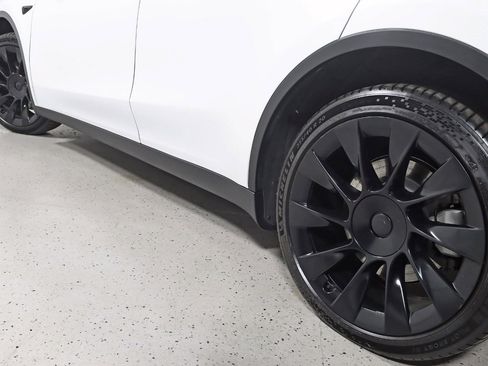Used 2022 Tesla Model Y Long Range image 12