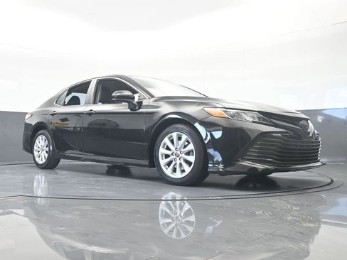 Used 2019 Toyota Camry LE image 61