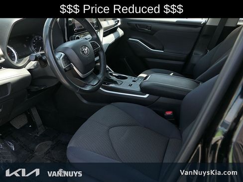 Used 2024 Toyota Highlander LE FWD image 33