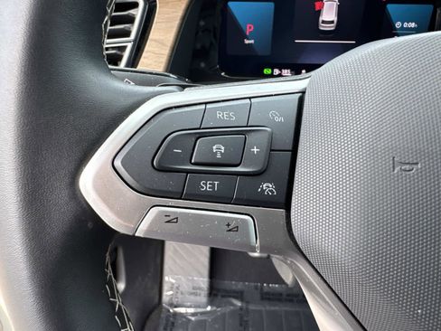 Used 2025 Volkswagen Atlas SE image 31