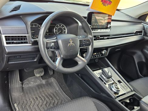 Used 2023 Mitsubishi Outlander ES FWD image 10