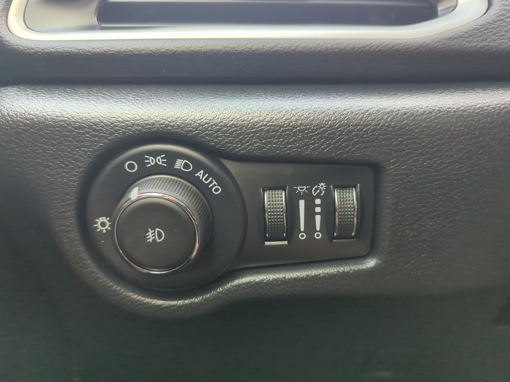 Used 2025 Chrysler Pacifica Select FWD image 31