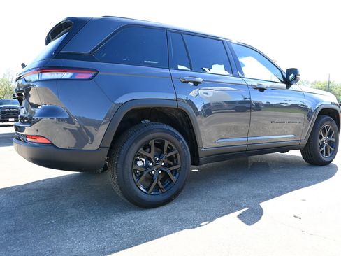 New 2025 Jeep Grand Cherokee Altitude image 4