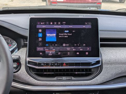 Used 2024 Jeep Compass Latitude image 15