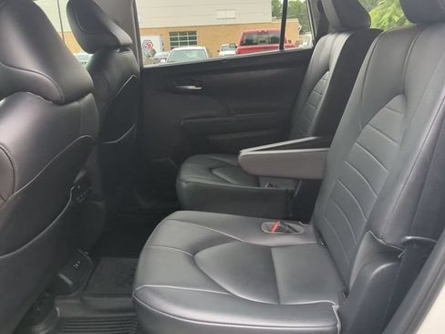 Used 2020 Toyota Highlander XLE AWD/4WD image 13