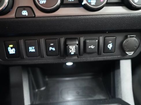 Used 2020 Toyota Tacoma TRD Off-Road w/ Technology Package AWD/4WD image 31