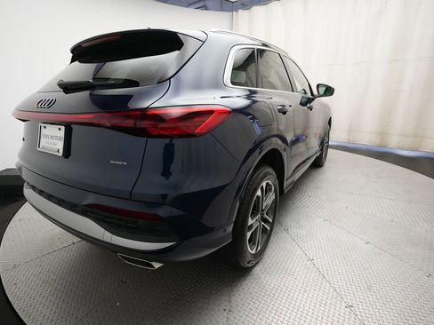 Used 2025 Audi Q5 Premium w/ Convenience Package image 13