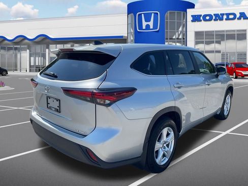 Used 2024 Toyota Highlander LE AWD/4WD image 16