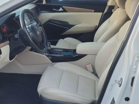 Used 2017 Kia Cadenza Premium w/ Luxury Package image 9