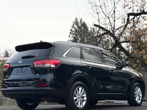 Used 2017 Kia Sorento LX w/ LX Convenience Package image 8