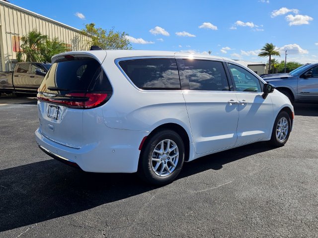 New 2025 Chrysler Pacifica Select FWD image 12