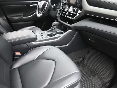 Used 2023 Toyota Highlander XLE AWD/4WD image 9