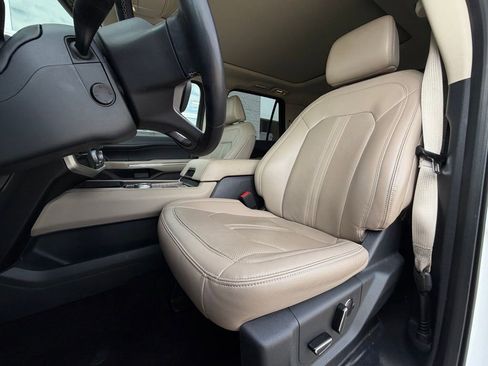 Used 2023 Ford Expedition Limited image 4