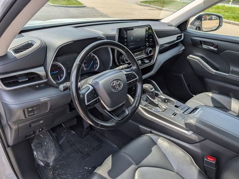 Used 2022 Toyota Highlander XLE AWD/4WD image 18