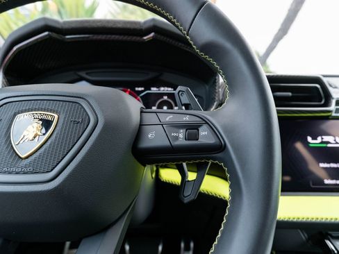 Used 2025 Lamborghini Urus SE AWD/4WD image 12