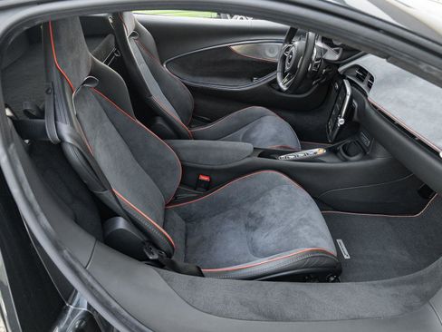 Used 2025 McLaren Artura image 17