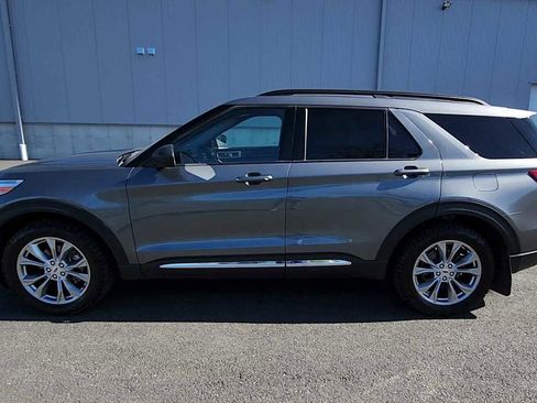 Used 2022 Ford Explorer XLT w/ Equipment Group 202A AWD/4WD image 5