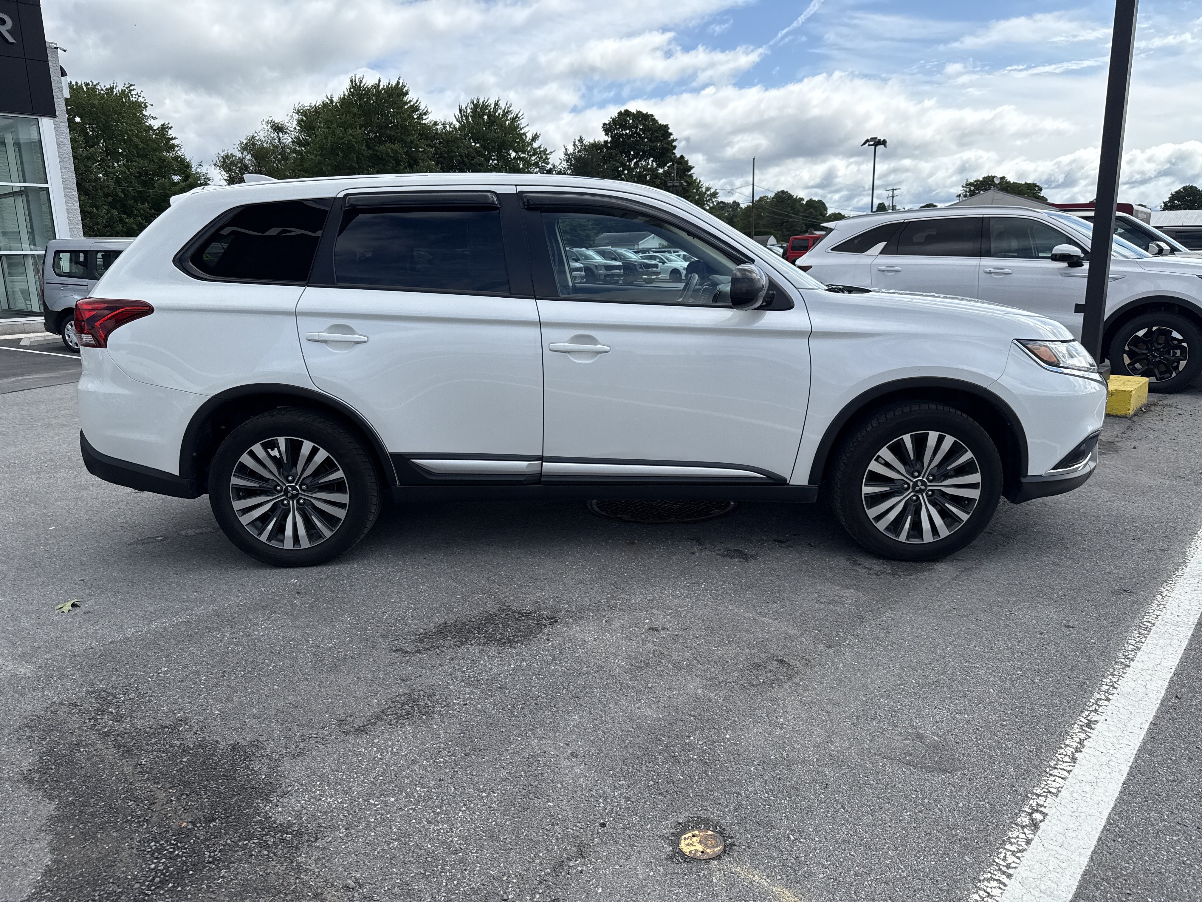 Used 2020 Mitsubishi Outlander ES AWD/4WD image 2