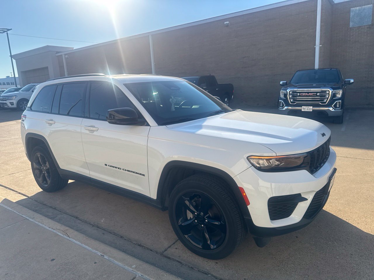Used 2023 Jeep Grand Cherokee Altitude AWD/4WD image 3