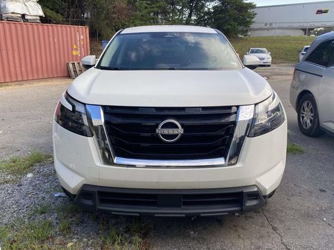 Used 2025 Nissan Pathfinder SV FWD image 2