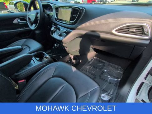 Used 2024 Chrysler Pacifica Limited FWD image 30